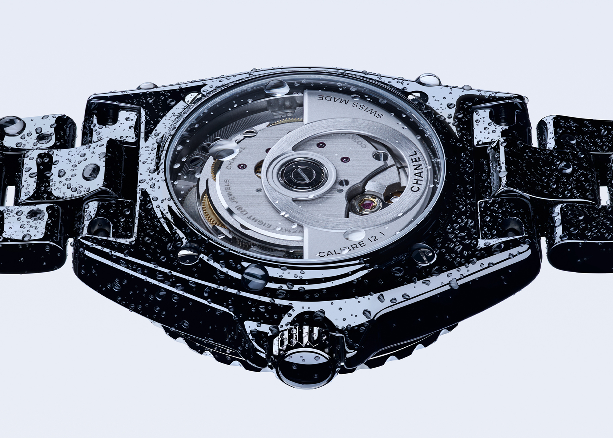 Descubra o CHANEL J12 — cerâmica, precisão e ousadia num único relógio.