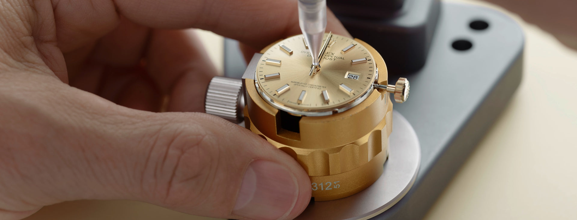 Serviço de manutenção do seu relógio Rolex na David Rosas 
 - Encaixe do movimento