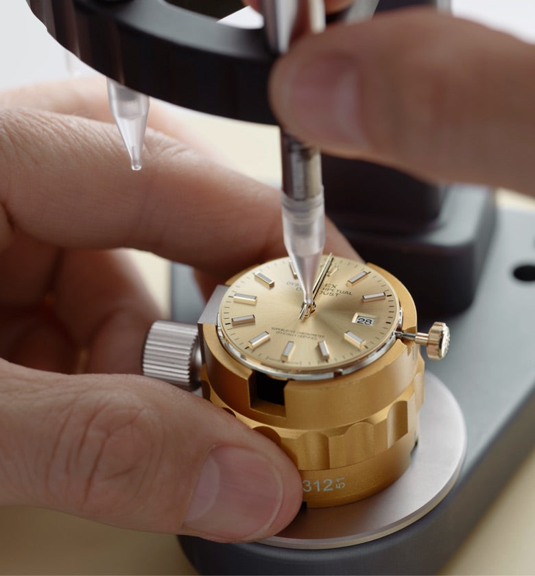 Serviço de manutenção do seu relógio Rolex na David Rosas 
 - Encaixe do movimento